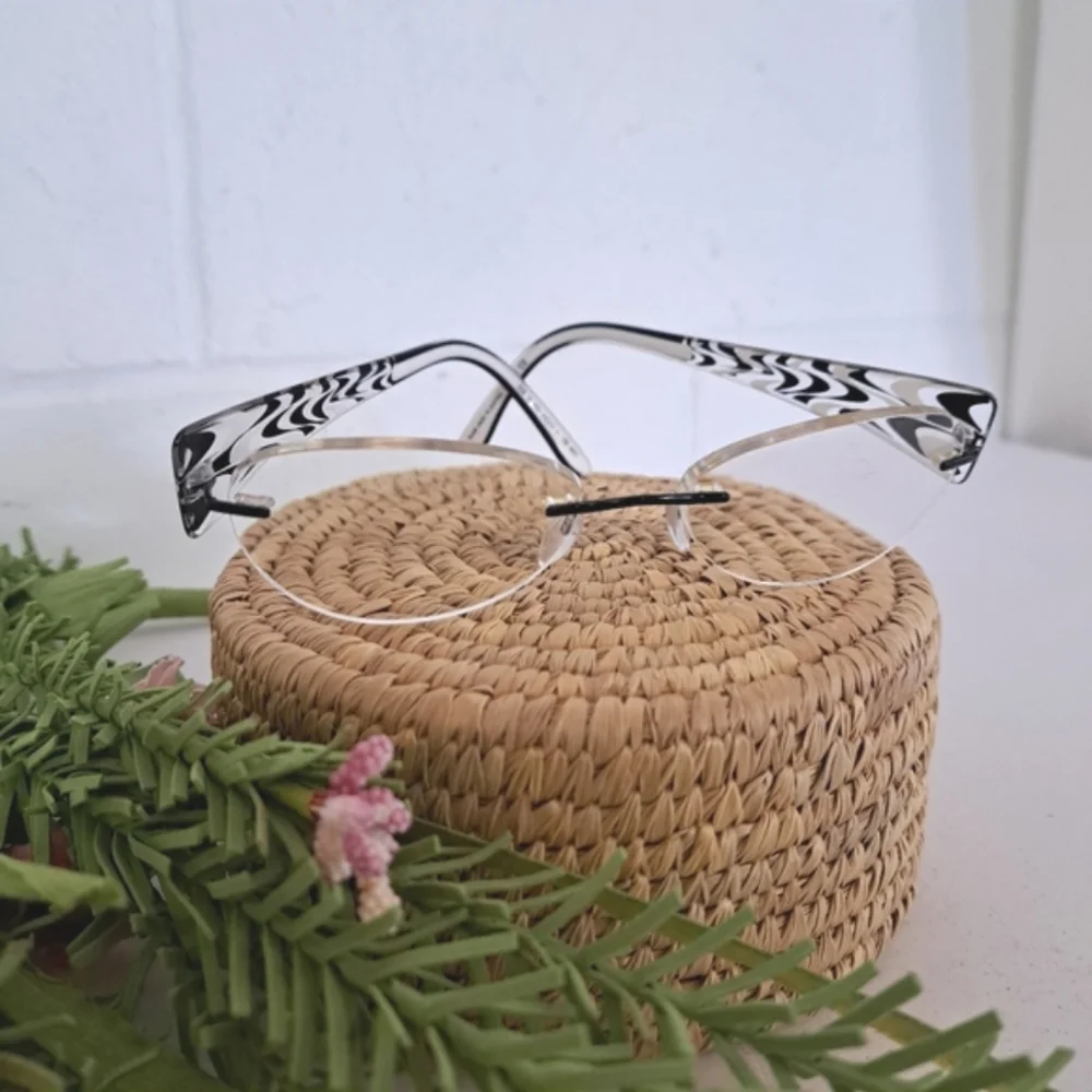 Silhouette chic rimless